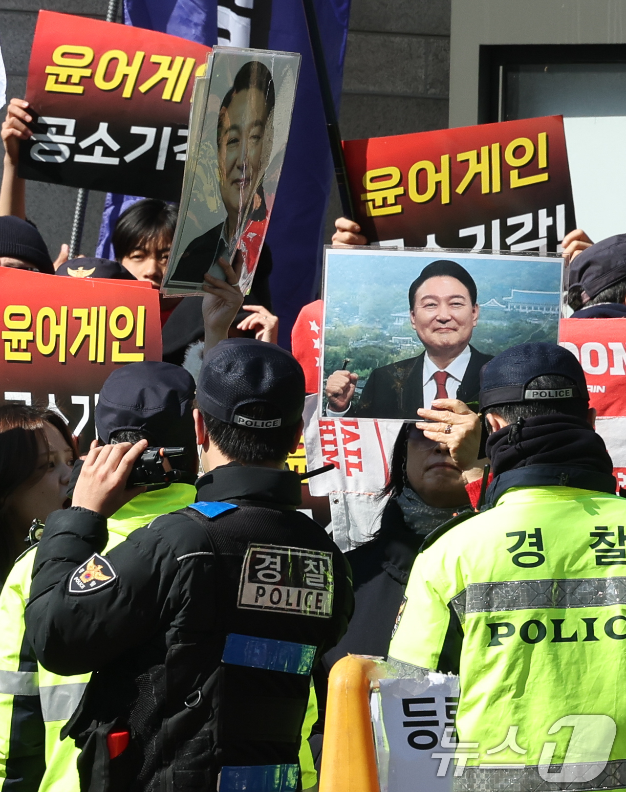 (서울=뉴스1) 안은나 기자 = 12·3 비상계엄 관련 내란 우두머리 등 혐의를 받는 윤석열 전 대통령의 1심 선고 기일인 19일 오후 서울 서초구 중앙지방법원 앞에서 지지자들이 …