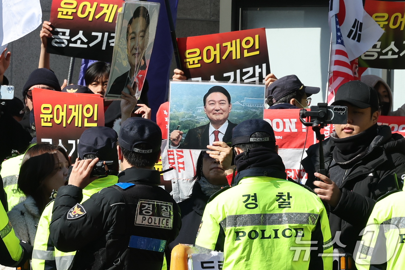 (서울=뉴스1) 안은나 기자 = 12·3 비상계엄 관련 내란 우두머리 등 혐의를 받는 윤석열 전 대통령의 1심 선고 기일인 19일 오후 서울 서초구 중앙지방법원 앞에서 지지자들이 …