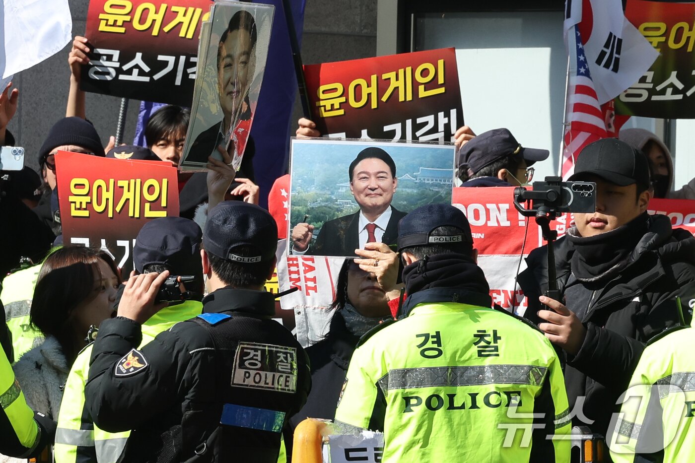 본문 이미지 - 12·3 비상계엄 관련 내란 우두머리 등 혐의를 받는 윤석열 전 대통령의 1심 선고 기일인 19일 오후 서울 서초구 중앙지방법원 앞에서 지지자들이 구호를 외치고 있다. 2026.2.19 ⓒ 뉴스1 안은나 기자