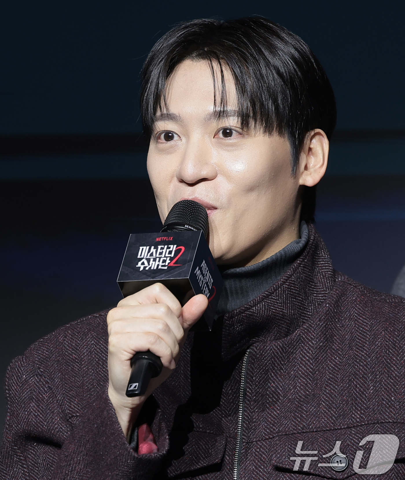 (서울=뉴스1) 권현진 기자 = 가수 존박이 19일 서울 마포구 호텔 나루 서울 엠갤러리에서 열린 넷플릭스 예능 '미스터리 수사단 시즌2' 제작발표회에서 인사를 하고 있다.'미스터 …