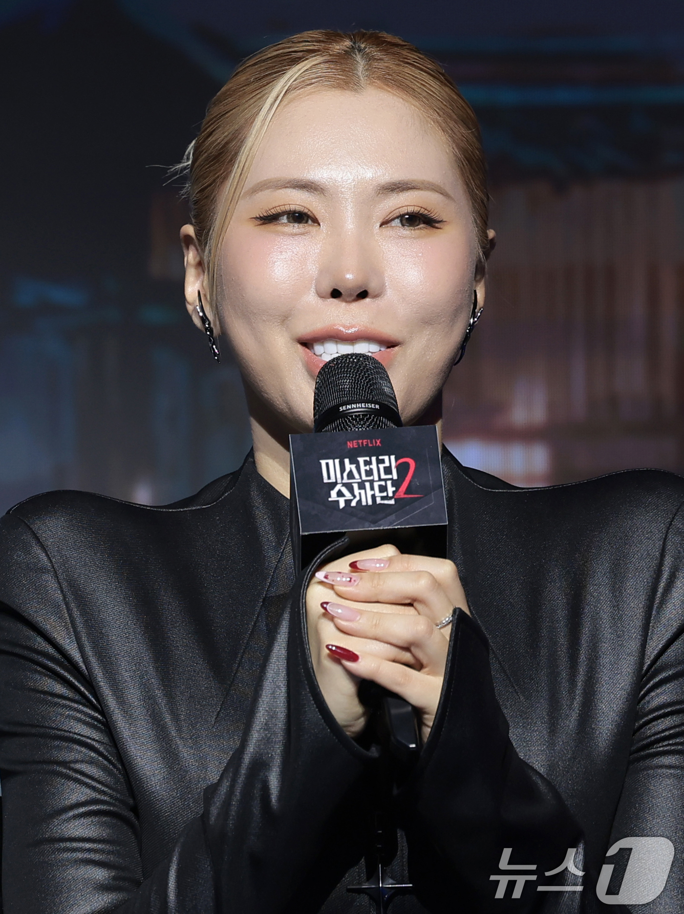 (서울=뉴스1) 권현진 기자 = 가수 가비가 19일 서울 마포구 호텔 나루 서울 엠갤러리에서 열린 넷플릭스 예능 '미스터리 수사단 시즌2' 제작발표회에서 인사말을 하고 있다.'미스 …