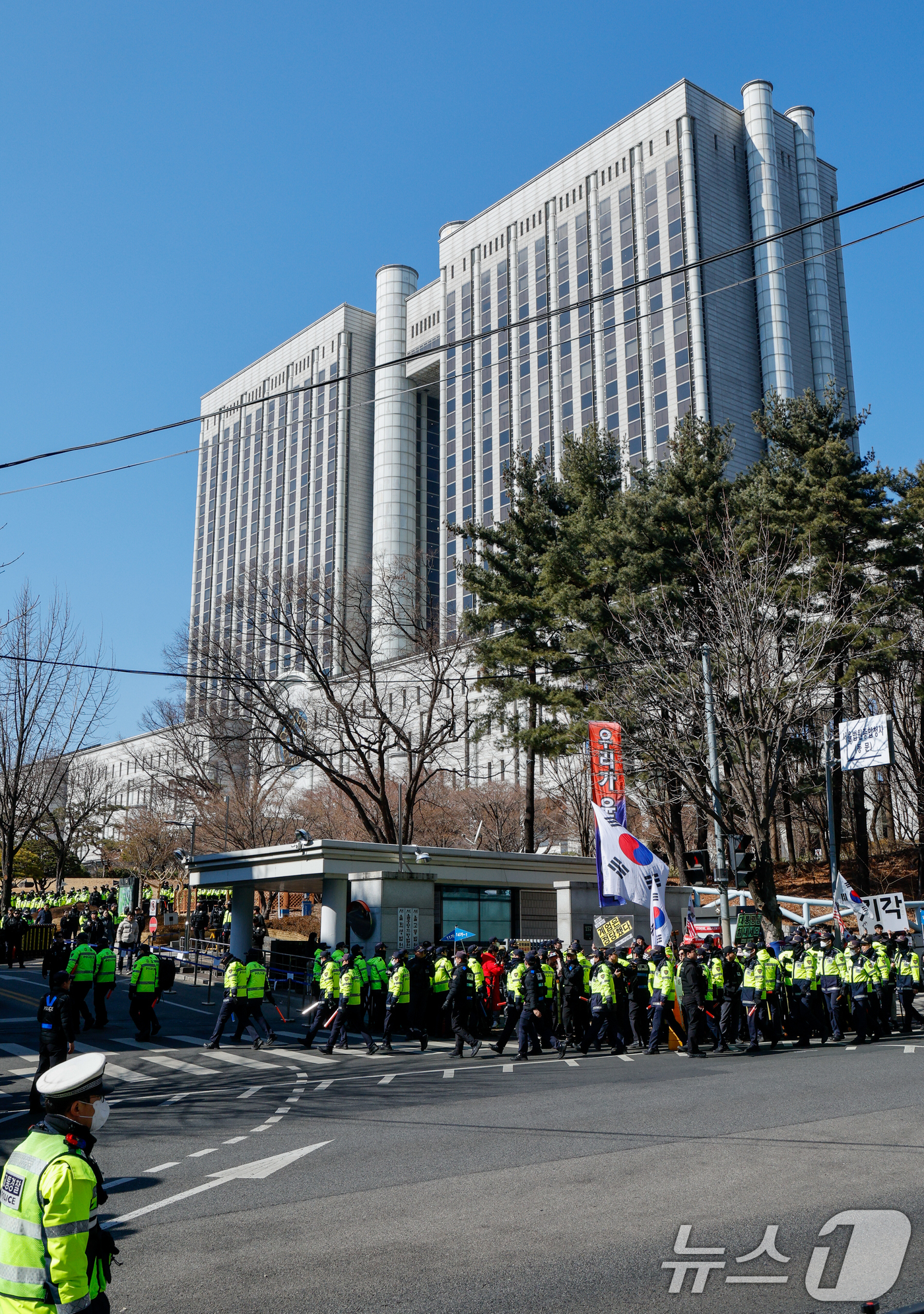 (서울=뉴스1) 안은나 기자 = 12·3 비상계엄 관련 내란 우두머리 등 혐의를 받는 윤석열 전 대통령의 1심 선고 기일인 19일 오후 서울 서초구 중앙지방법원 앞에서 경찰들이 이 …