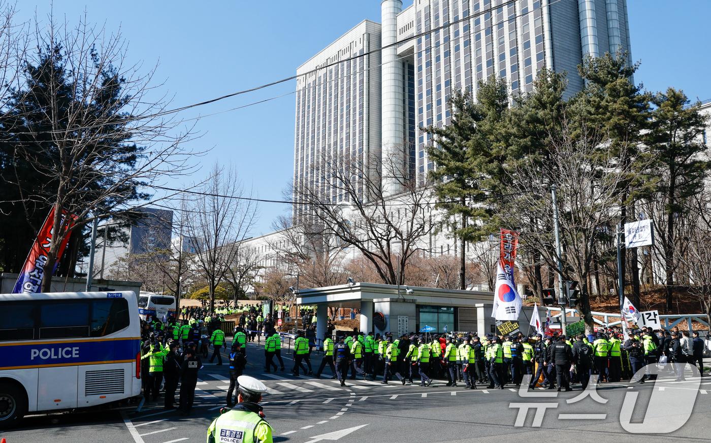 (서울=뉴스1) 안은나 기자 = 12·3 비상계엄 관련 내란 우두머리 등 혐의를 받는 윤석열 전 대통령의 1심 선고 기일인 19일 오후 서울 서초구 중앙지방법원 앞에서 경찰들이 이 …