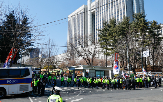 통제되는 법원 일대