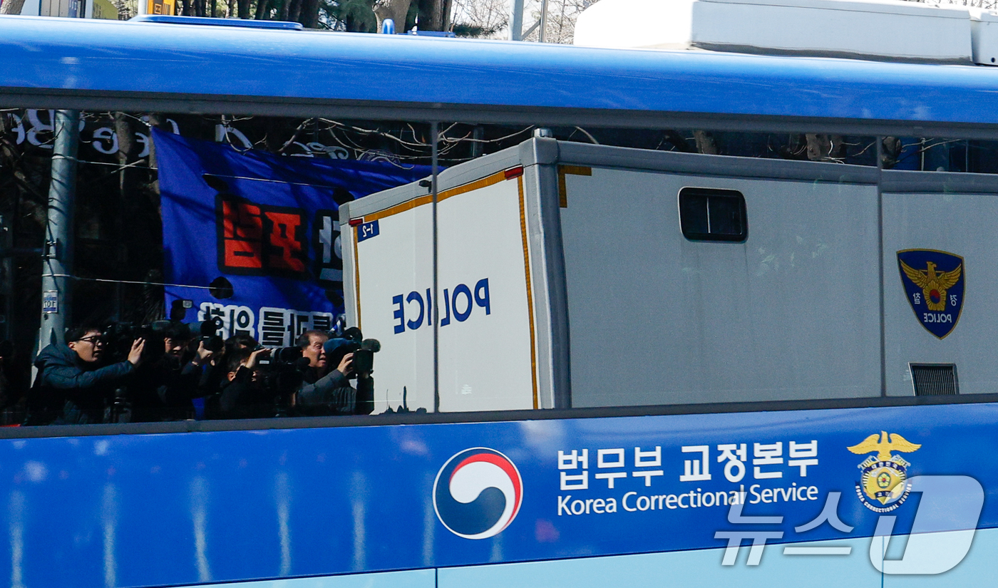(서울=뉴스1) 안은나 기자 = 12·3 비상계엄 관련 내란 우두머리 등 혐의를 받는 윤석열 전 대통령이 1심 선고 공판에 출석하기 위해 호송차를 타고 19일 오후 서울 서초구 중 …