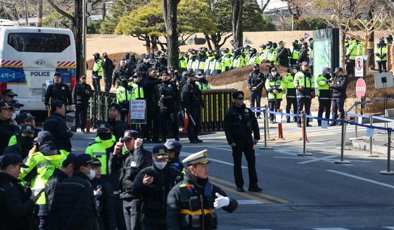 경계 삼엄한 법원