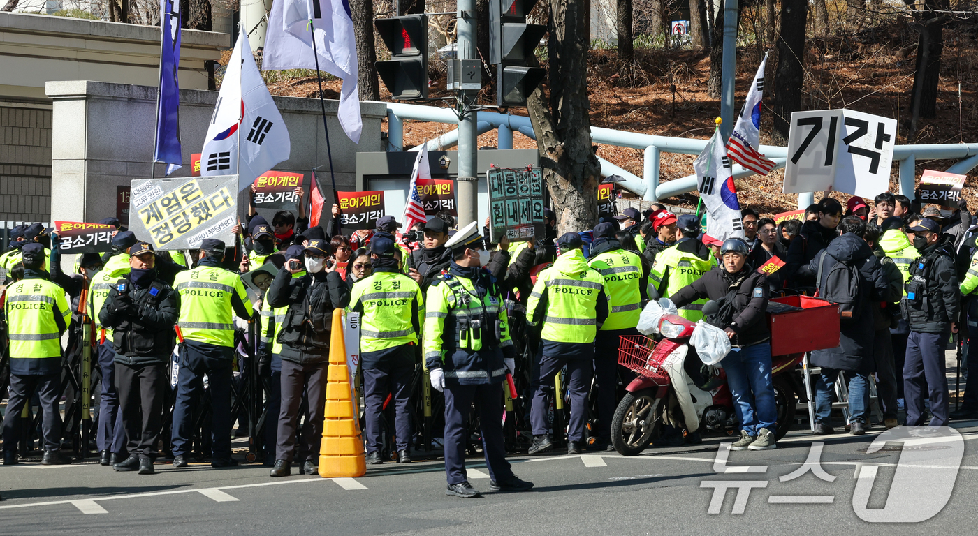 (서울=뉴스1) 안은나 기자 = 12·3 비상계엄 관련 내란 우두머리 등 혐의를 받는 윤석열 전 대통령의 1심 선고 기일인 19일 오후 서울 서초구 중앙지방법원 앞에서 지지자들이 …