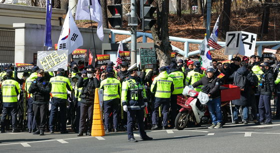 법원 앞 집결한 尹 지지자들