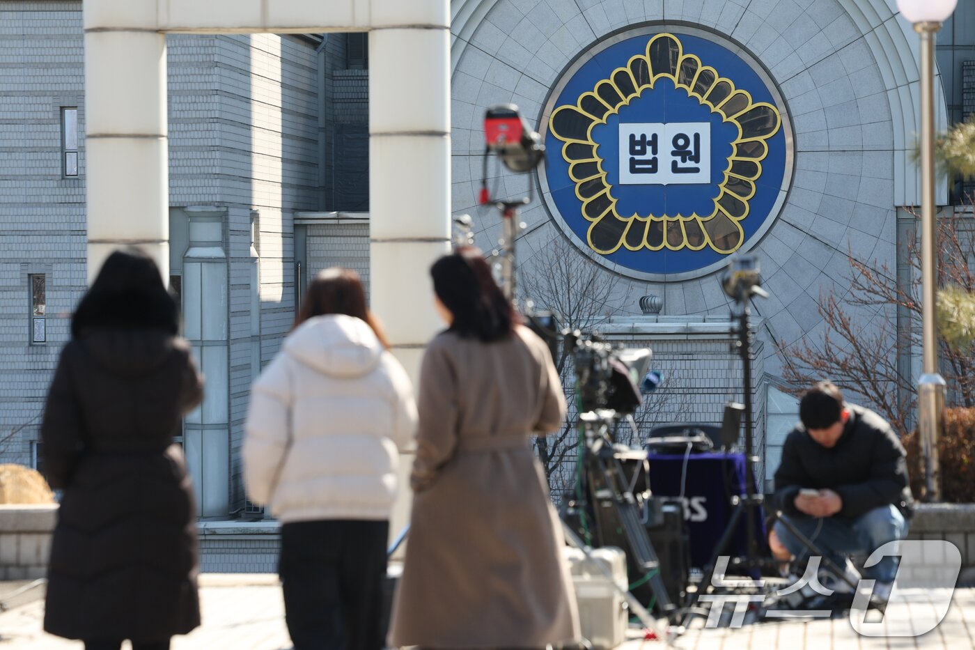 본문 이미지 - 12·3 비상계엄 관련 내란 우두머리 등 혐의를 받는 윤석열 전 대통령의 1심 선고 기일인 19일 오후 서울 서초구 중앙지방법원에서 직원들이 이동하고 있다. 2026.2.19 ⓒ 뉴스1 안은나 기자