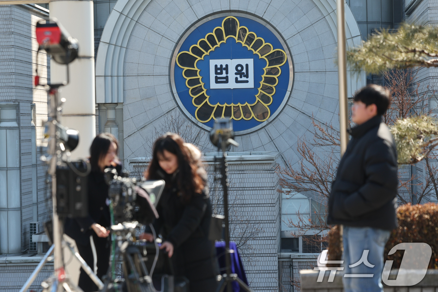 (서울=뉴스1) 안은나 기자 = 12·3 비상계엄 관련 내란 우두머리 등 혐의를 받는 윤석열 전 대통령의 1심 선고 기일인 19일 오후 서울 서초구 중앙지방법원에 방송사 관계자들이 …
