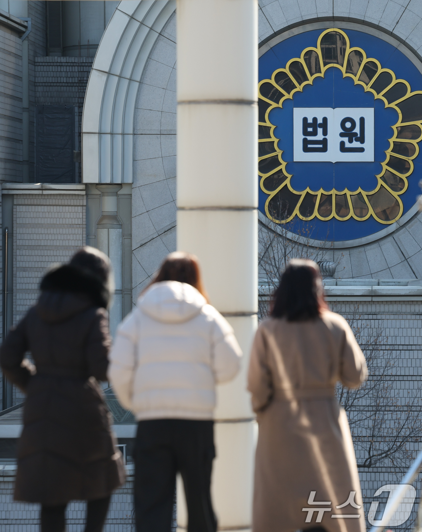 (서울=뉴스1) 안은나 기자 = 12·3 비상계엄 관련 내란 우두머리 등 혐의를 받는 윤석열 전 대통령의 1심 선고 기일인 19일 오후 서울 서초구 중앙지방법원에서 직원들이 이동하 …