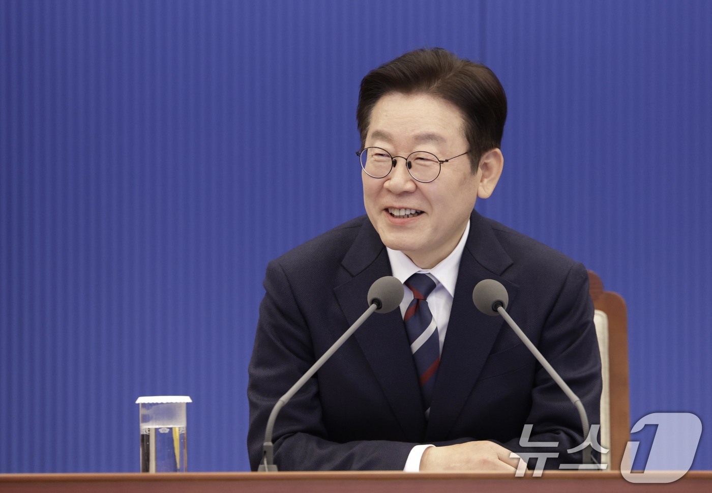 (서울=뉴스1) 이재명 기자 = 이재명 대통령이 19일 청와대에서 열린 수석보좌관회의에서 발언을 하고 있다. (청와대통신사진기자단) 2026.2.19/뉴스1