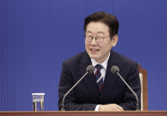 李 "망국적 부동산공화국 극복…정치도 작은 차이 넘어 힘 모아주길"