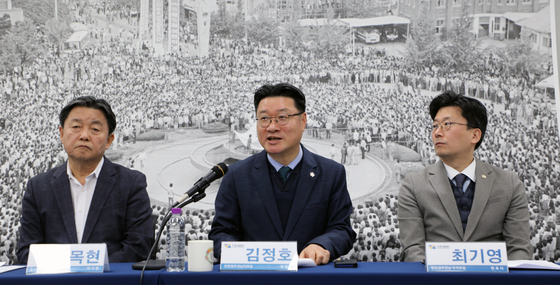 "전두환 회고록 '5·18 왜곡' 판결로 헬기사격·장갑차 사망 확인"