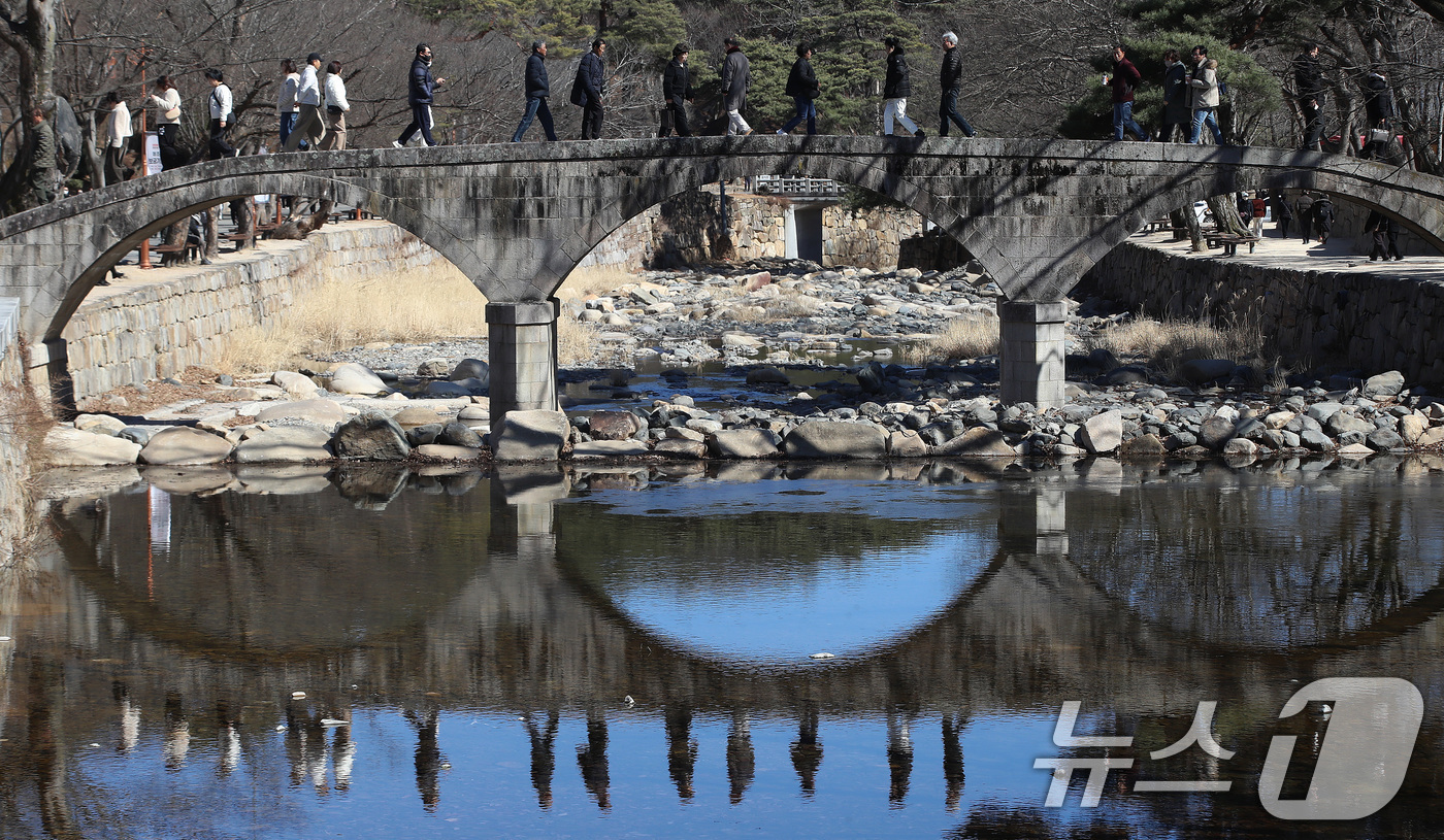 (양산=뉴스1) 윤일지 기자 = 절기상 '우수(雨水)'인 19일 오후 경남 양산 하북면 통도사를 찾은 시민들이 이동하고 있다.  2026.2.19/뉴스1