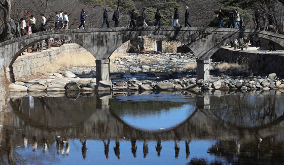 절기 우수 통도사 찾은 시민들