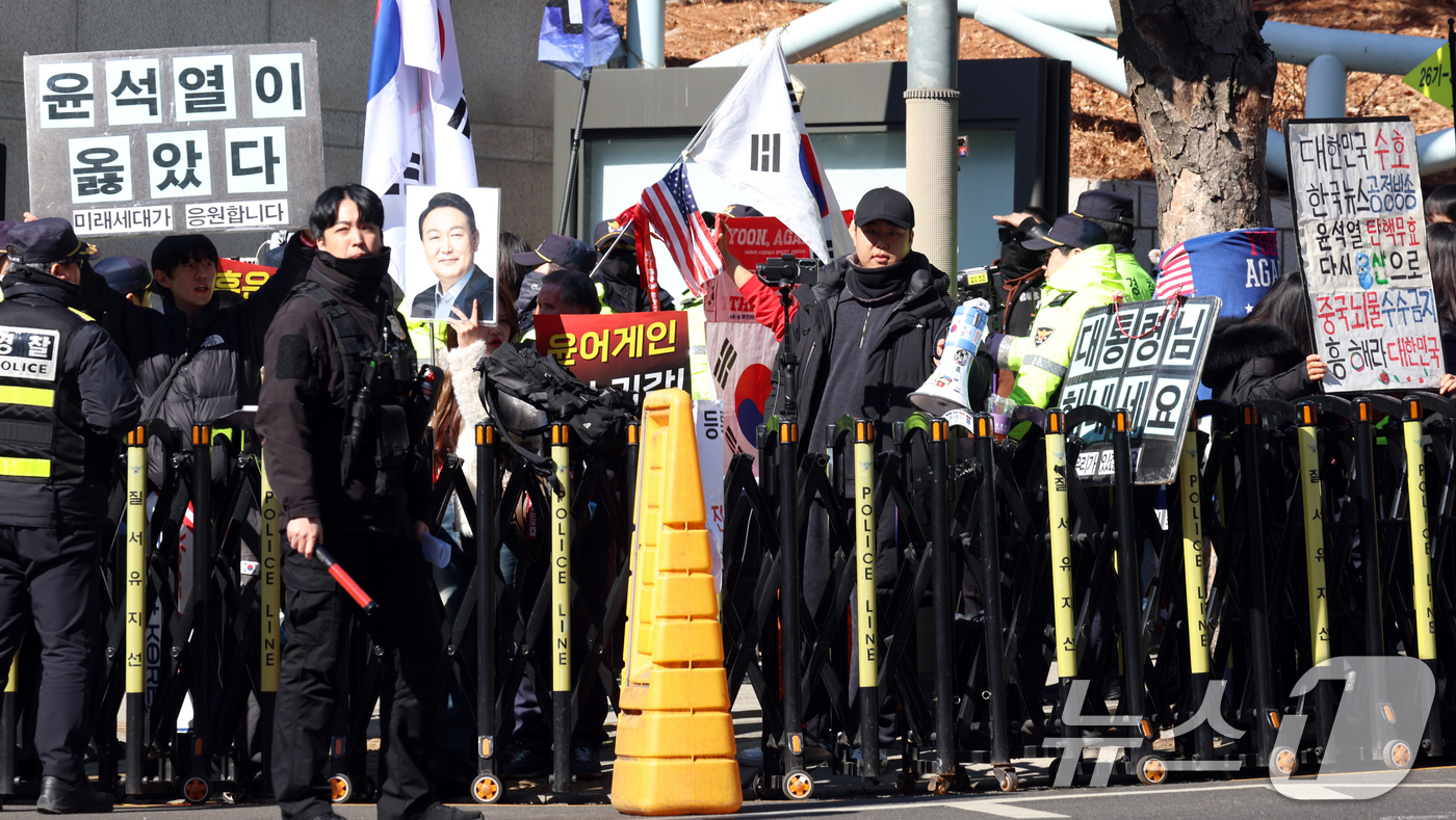 (서울=뉴스1) 김명섭 기자 = 19일 서울 서초구 서울중앙지방법원 인근에서 윤석열 전 대통령 지지자들이 구호를 외치고 있다. 서울중앙지법 형사합의25부(부장판사 지귀연)는 이날 …