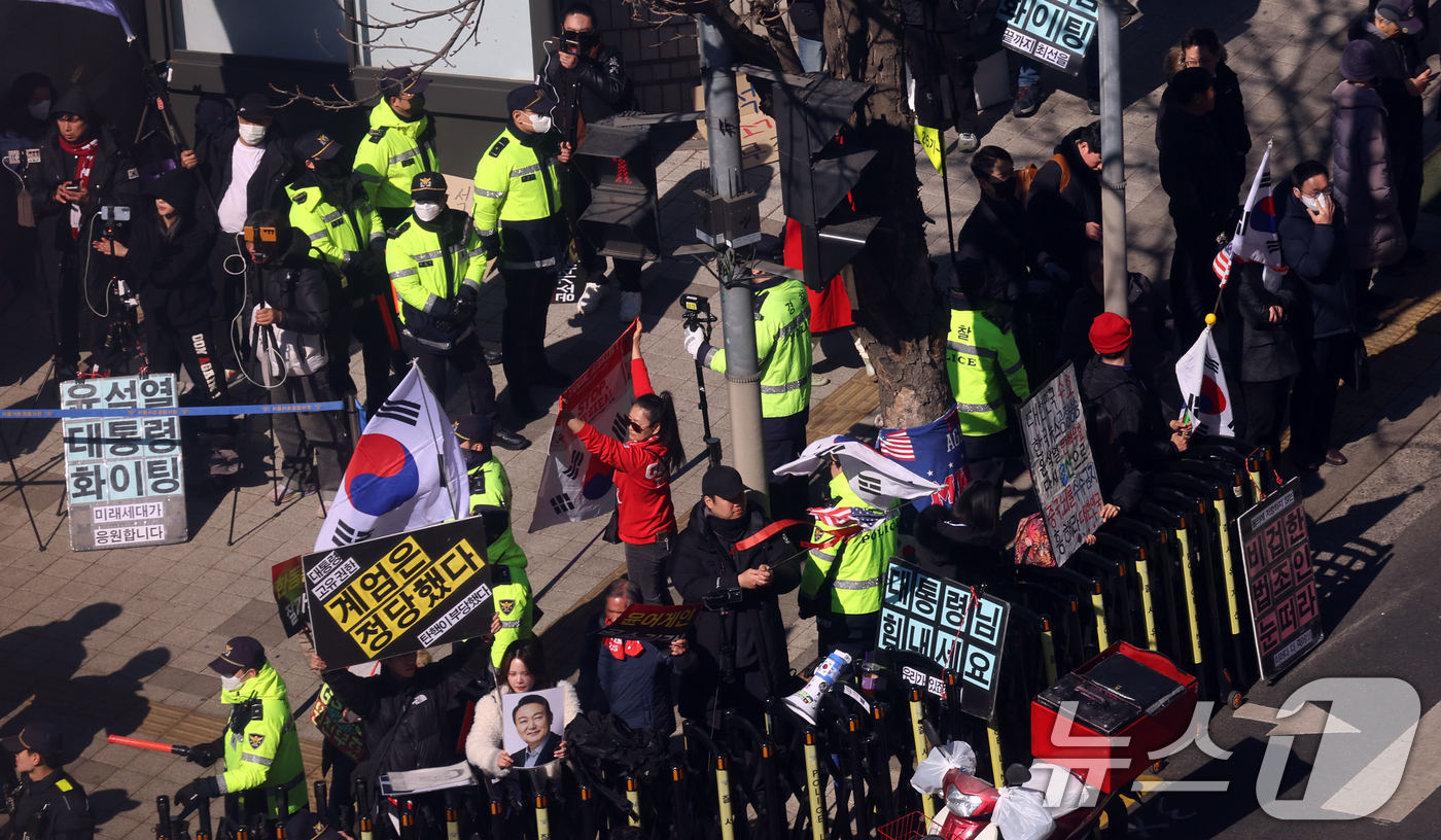 (서울=뉴스1) 김명섭 기자 = 19일 서울 서초구 서울중앙지방법원 인근에서 윤석열 전 대통령 지지자들이 구호를 외치고 있다. 서울중앙지법 형사합의25부(부장판사 지귀연)는 이날 …