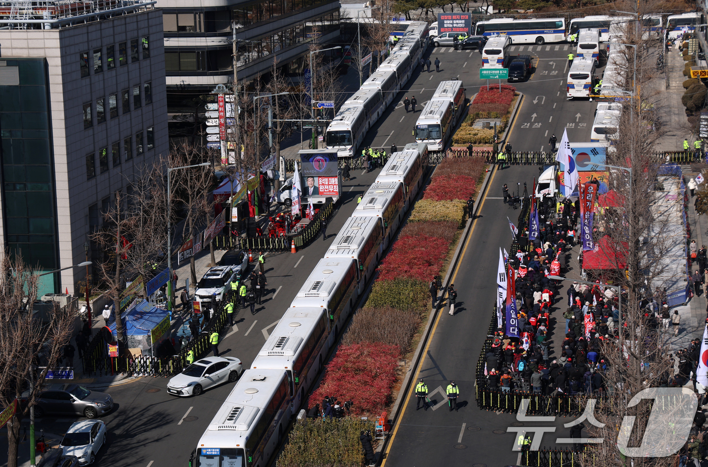 (서울=뉴스1) 김명섭 기자 = 19일 서울 서초구 서울중앙지방법원 주변에서 경찰버스로 차벽이 설치돼 있다. 서울중앙지법 형사합의25부(부장판사 지귀연)는 이날 오후 3시부터 윤석 …