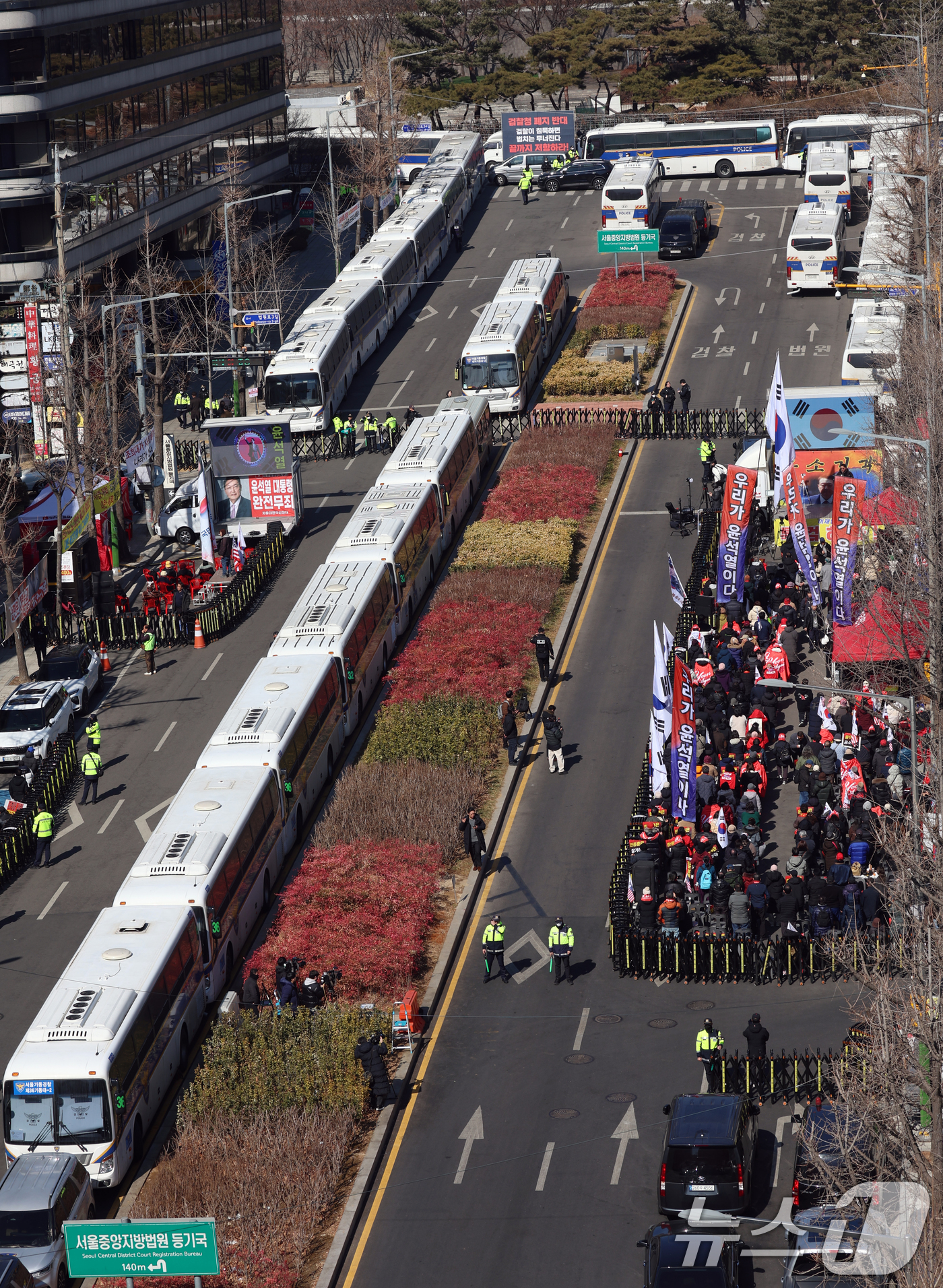 (서울=뉴스1) 김명섭 기자 = 19일 서울 서초구 서울중앙지방법원 주변에서 경찰버스로 차벽이 설치돼 있다. 서울중앙지법 형사합의25부(부장판사 지귀연)는 이날 오후 3시부터 윤석 …