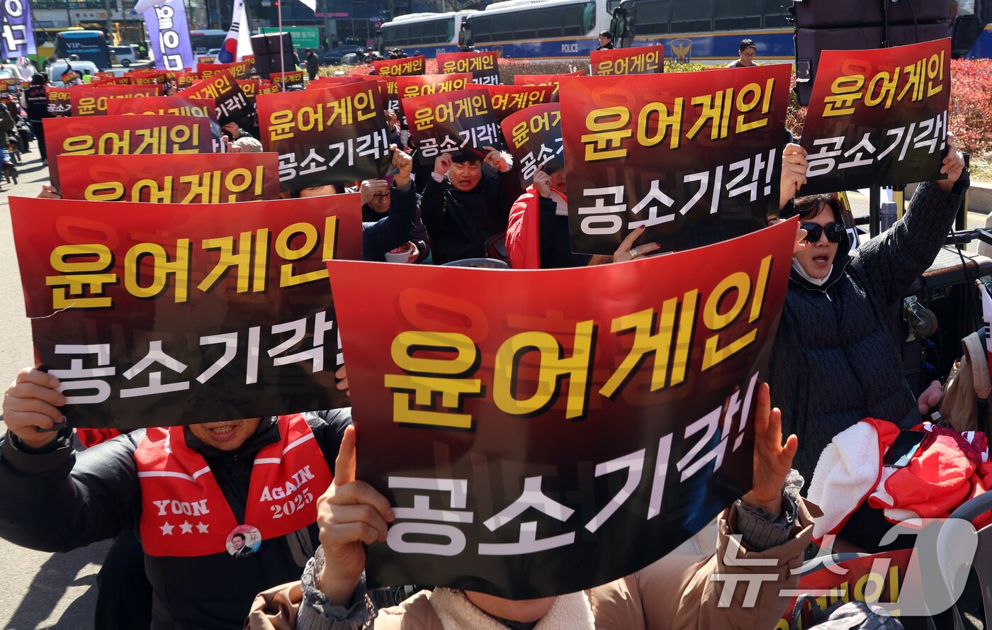 본문 이미지 - 19일 서울 서초구 서울중앙지방법원 인근에서 윤석열 전 대통령 지지자들이 구호를 외치고 있다. 서울중앙지법 형사합의25부(부장판사 지귀연)는 이날 오후 3시부터 윤 전 대통령의 내란 우두머리 혐의 선고 기일을 연다. 2024년 12월 3일 윤 전 대통령이 비상계엄을 선포한 지 443일 만이다. 2026.2.19 ⓒ 뉴스1 김명섭 기자