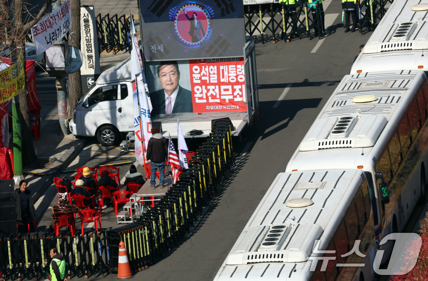 (서울=뉴스1) 김명섭 기자 = 19일 서울 서초구 서울중앙지방법원 주변에서 경찰버스로 차벽이 설치돼 있다. 서울중앙지법 형사합의25부(부장판사 지귀연)는 이날 오후 3시부터 윤석 …