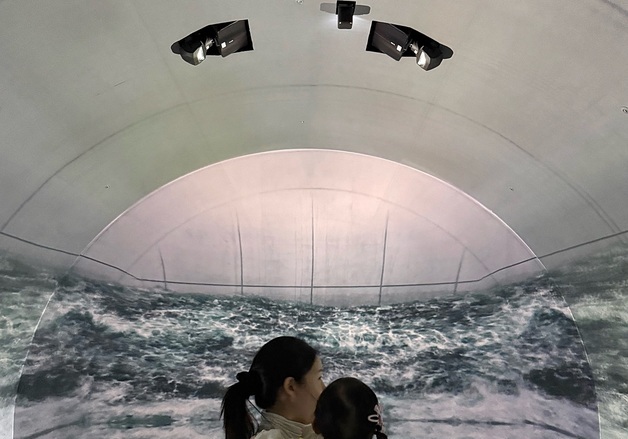 '둘째 임신' 이다인, 딸 품에 안고 나들이…♥이승기와 태교 근황