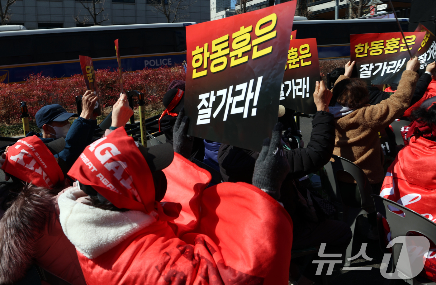 (서울=뉴스1) 김명섭 기자 = 19일 서울 서초구 서울중앙지방법원 인근에서 윤석열 전 대통령 지지자들이 구호를 외치고 있다. 서울중앙지법 형사합의25부(부장판사 지귀연)는 이날 …