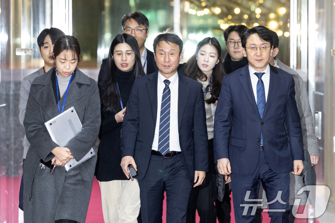 (서울=뉴스1) 이승배 기자 = 한병도 더불어민주당 원내대표가 오는 24일 본회의 개의 논의를 위해 19일 서울 여의도 국회의장실로 향하고 있다. 2026.2.19/뉴스1