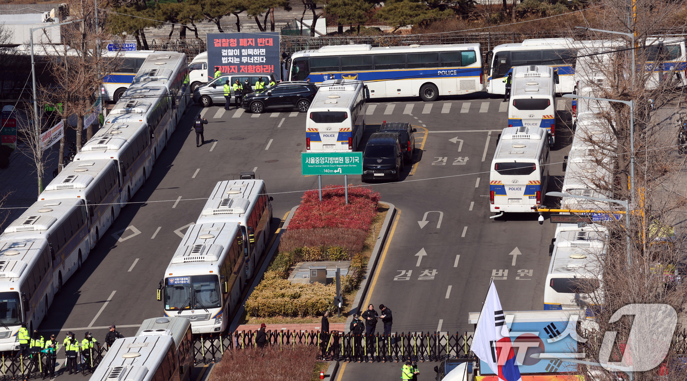 (서울=뉴스1) 김명섭 기자 = 19일 서울 서초구 서울중앙지방법원 주변에서 경찰버스로 차벽이 설치돼 있다. 서울중앙지법 형사합의25부(부장판사 지귀연)는 이날 오후 3시부터 윤석 …