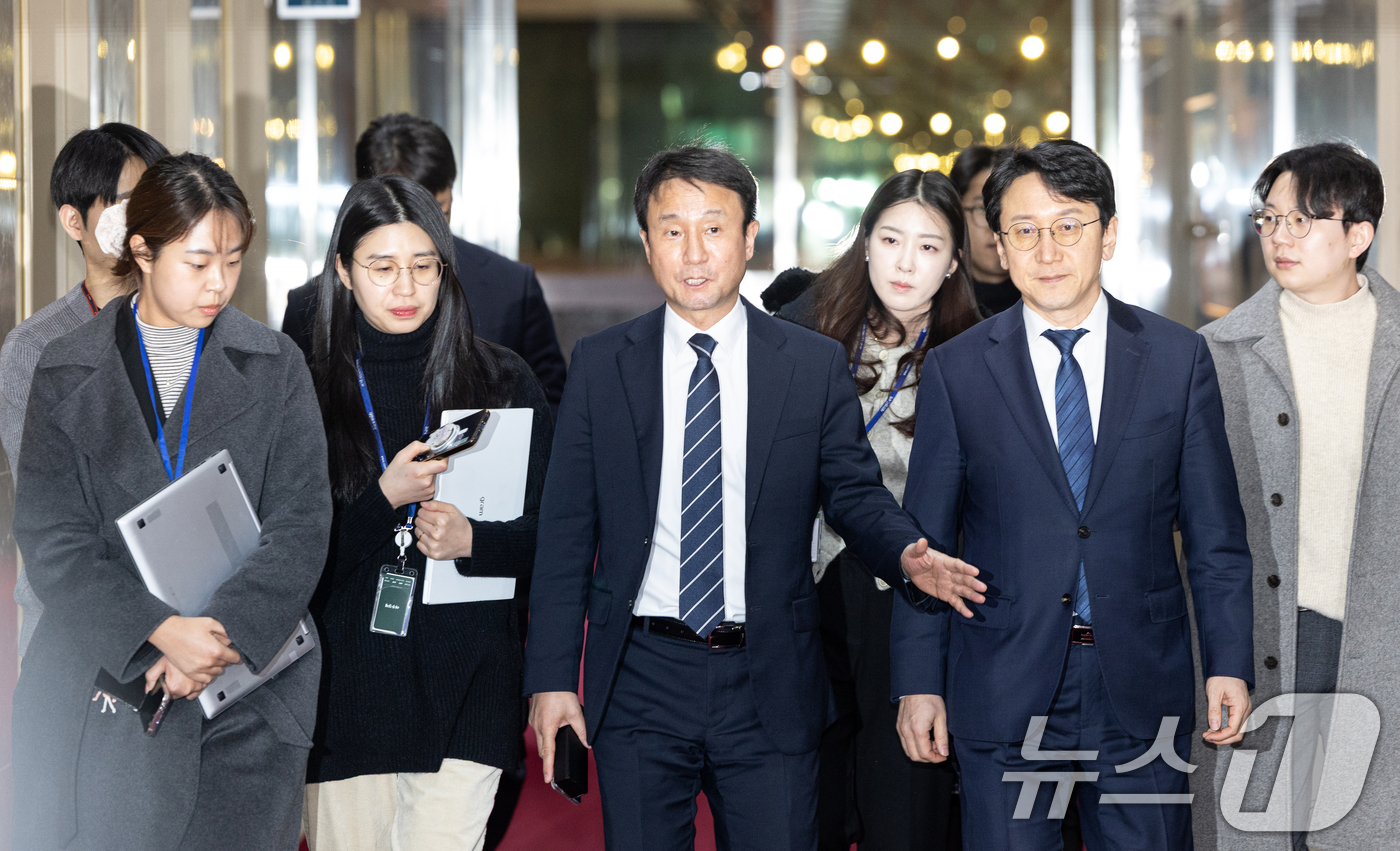 (서울=뉴스1) 이승배 기자 = 한병도 더불어민주당 원내대표가 오는 24일 본회의 개의 논의를 위해 19일 서울 여의도 국회의장실로 향하고 있다. 2026.2.19/뉴스1