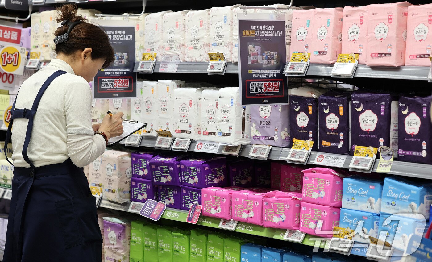 본문 이미지 - 서울 이마트 용산점에서 직원이 여성용품을 진열하고 있다. 이마트는 이날부터 생리대 50여 종을 대상으로 5000원 균일가 행사를 진행한다. 이재명 대통령이 여성 필수 용품인 생리대 가격이 비싸다고 지적한 이후 대형 유통·제조사들이 잇따라 가격 할인에 나서고 있다. 2026.2.19 ⓒ 뉴스1 박지혜 기자