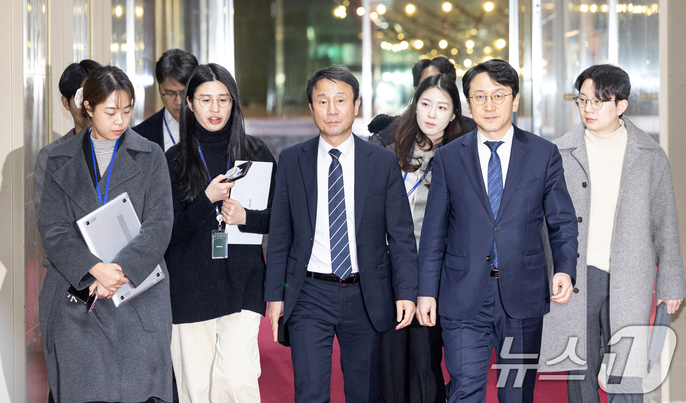 (서울=뉴스1) 이승배 기자 = 한병도 더불어민주당 원내대표가 오는 24일 본회의 개의 논의를 위해 19일 서울 여의도 국회의장실로 향하고 있다. 2026.2.19/뉴스1