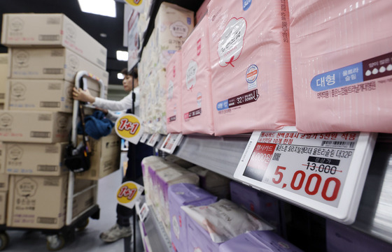 李대통령 '비싸다' 지적에 '100원 생리대'…"깨끗한나라에 감사"