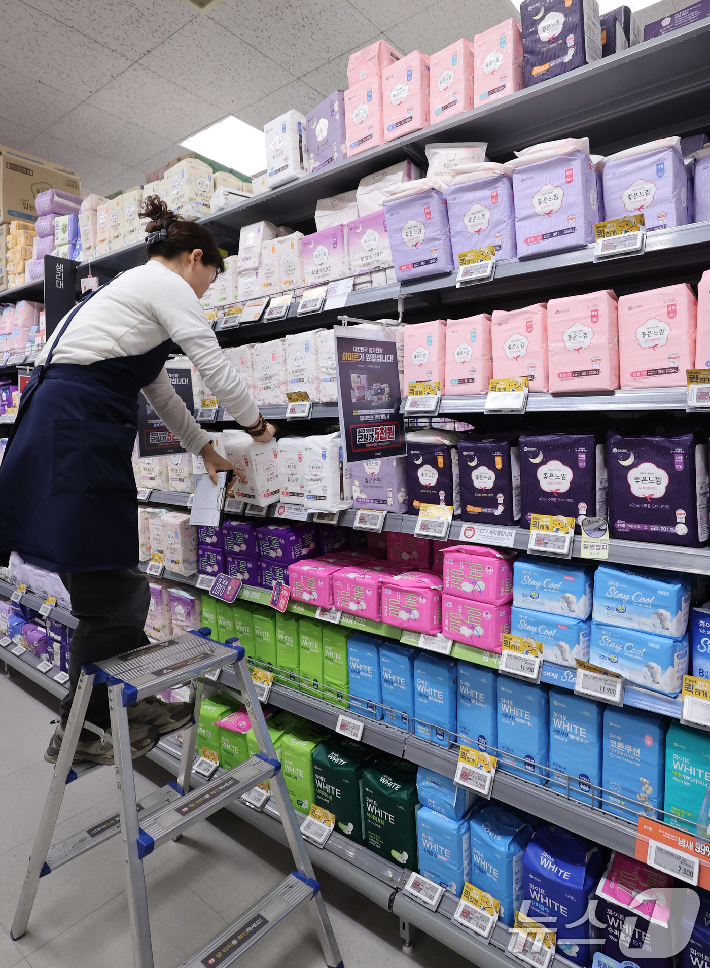 (서울=뉴스1) 박지혜 기자 = 19일 서울 이마트 용산점에서 직원이 여성용품을 진열하고 있다.이마트는 이날부터 생리대 50여 종을 대상으로 5000원 균일가 행사를 진행한다. 대 …