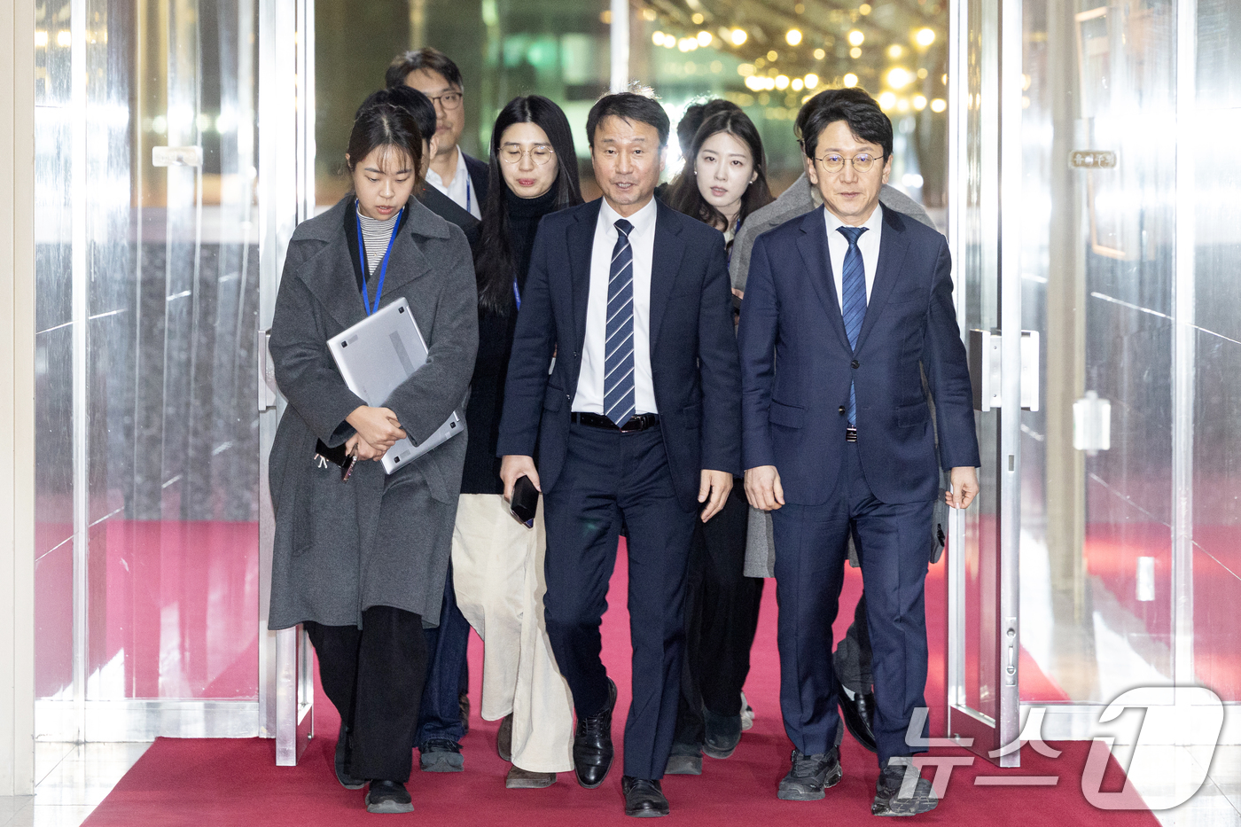 (서울=뉴스1) 이승배 기자 = 한병도 더불어민주당 원내대표가 오는 24일 본회의 개의 논의를 위해 19일 서울 여의도 국회의장실로 향하고 있다. 2026.2.19/뉴스1