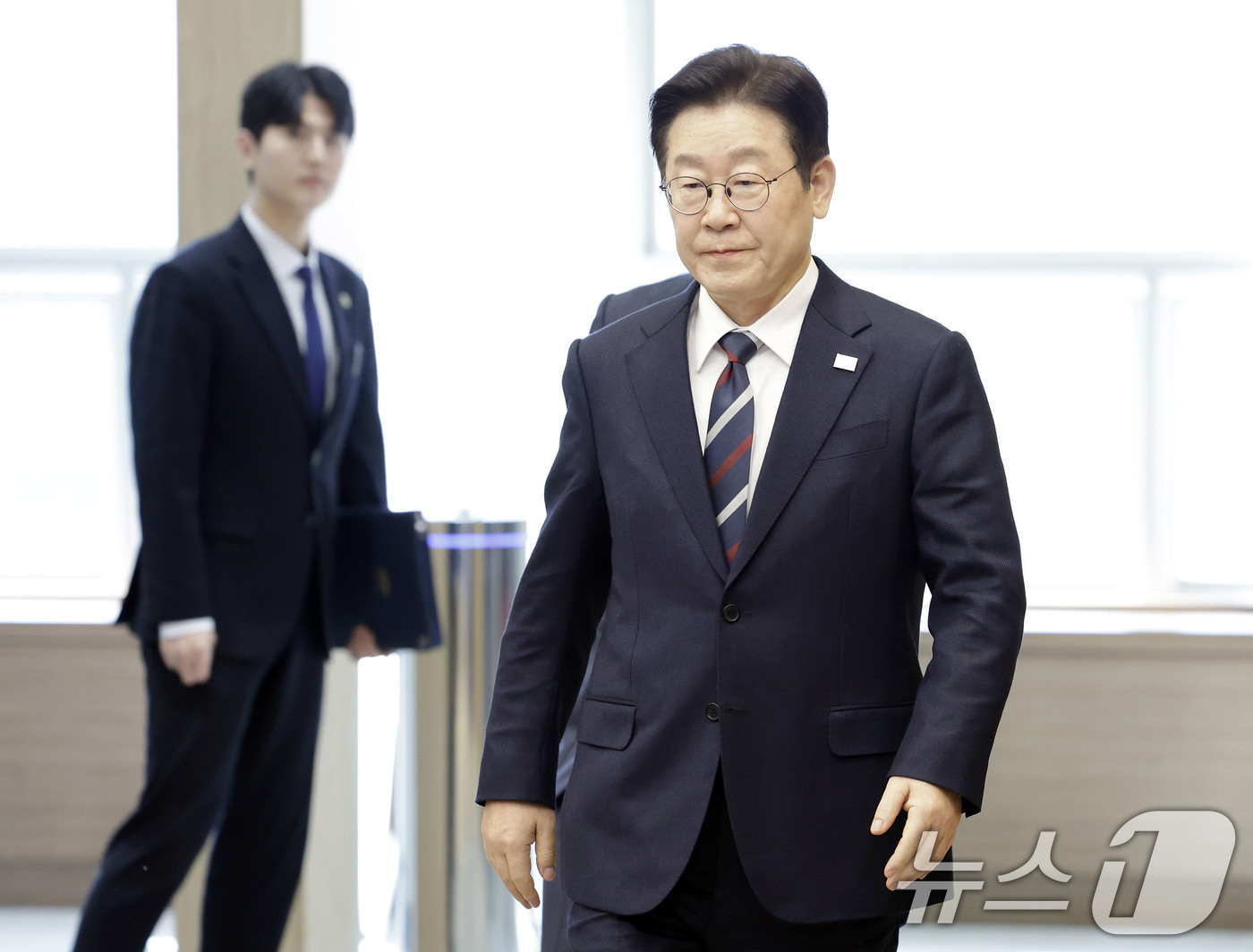 (서울=뉴스1) 이재명 기자 = 이재명 대통령이 19일 청와대에서 열린 수석보좌관회의에 입장하고 있다. (청와대통신사진기자단) 2026.2.19/뉴스1