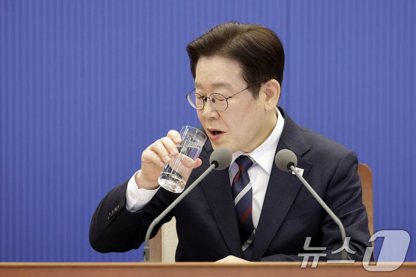 (서울=뉴스1) 이재명 기자 = 이재명 대통령이 19일 청와대에서 열린 수석보좌관회의에서 목을 축이고 있다. (청와대통신사진기자단) 2026.2.19/뉴스1