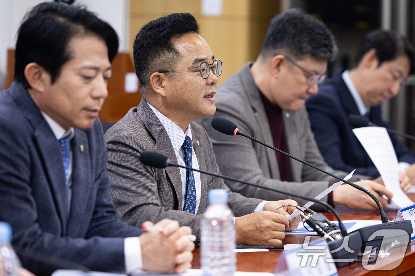 (서울=뉴스1) 유승관 기자 = 민병덕 더불어민주당 을지로위원장이 19일 서울 여의도 국회 의원회관에서 열린 을지로위원회 쿠팡 개인정보유출 대책 간담회에서 모두 발언을 하고 있다. …