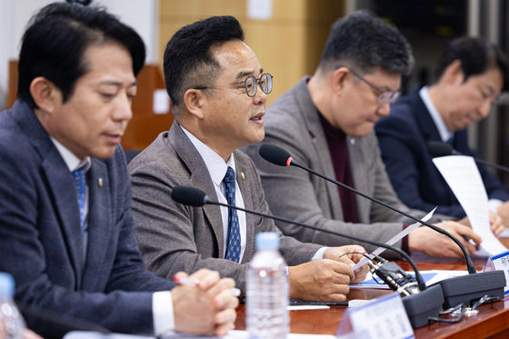 발언하는 민병덕 위원장