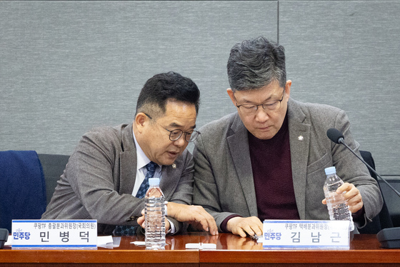 대화 나누는 민병덕·김남근