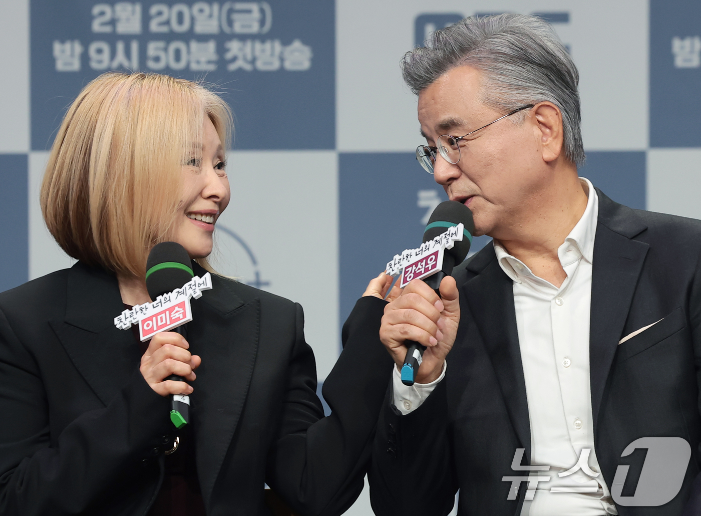 (서울=뉴스1) 권현진 기자 = 배우 이미숙과 강석우(오른쪽)가 19일 오후 서울 마포구 MBC 상암 신사옥에서 열린 MBC 새 금토드라마 ‘찬란한 너의 계절에’(극본 조성희) 제 …