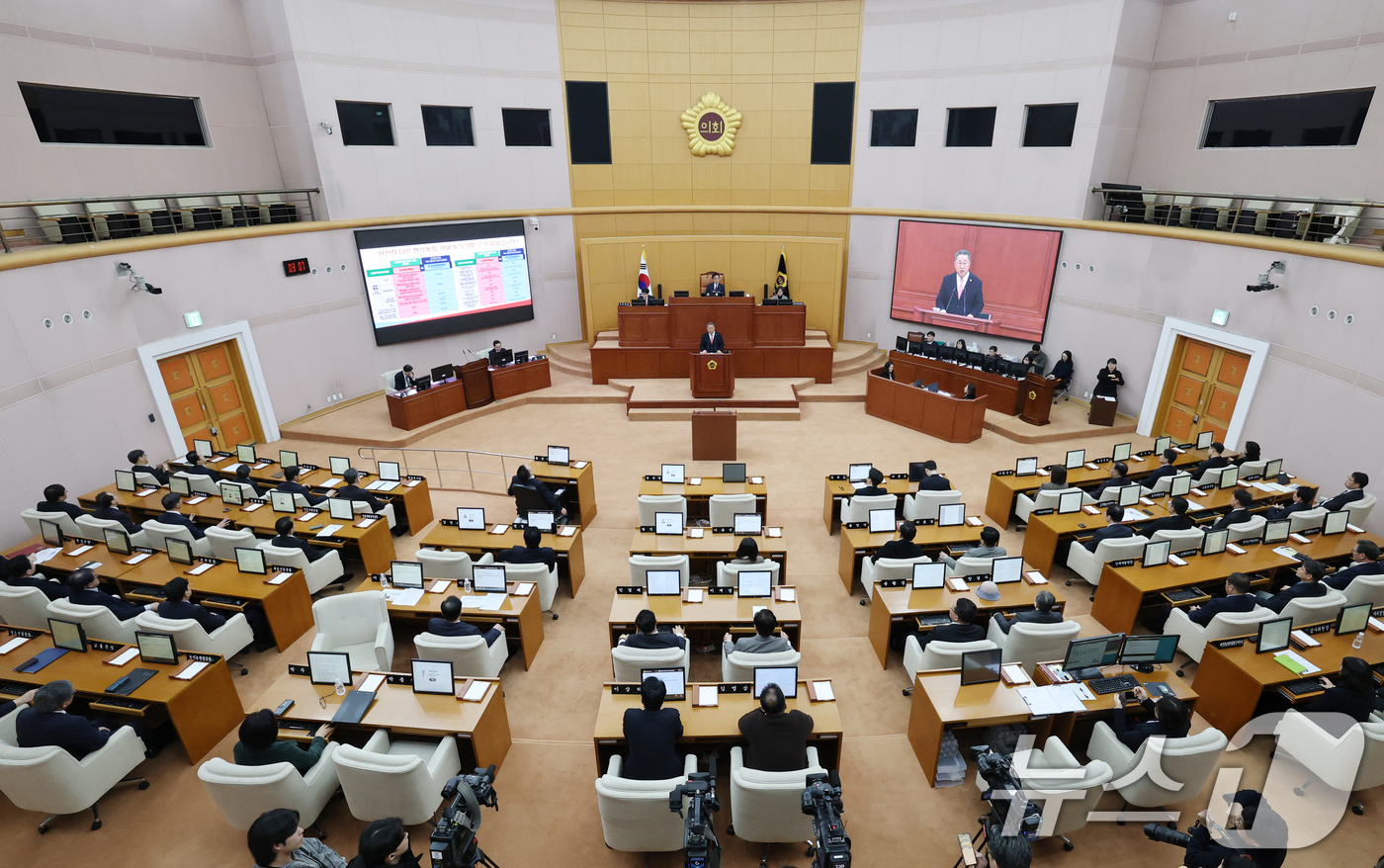 (대전=뉴스1) 김기태 기자 = 이한영 대전시의원이 19일 대전시의회 본회의장에서 열린 제294회 임시회 제1차 본회의에서 대전·충남 행정통합에 관한 의견청취 관련 5분 발언을 하 …