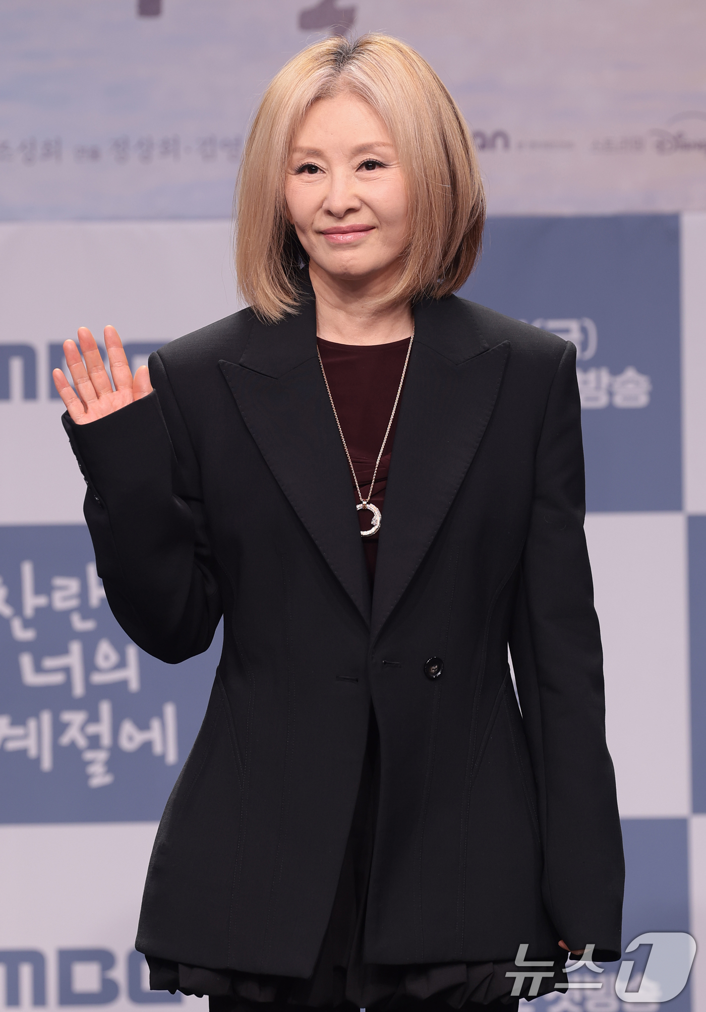 (서울=뉴스1) 권현진 기자 = 배우 이미숙이 19일 오후 서울 마포구 MBC 상암 신사옥에서 열린 MBC 새 금토드라마 ‘찬란한 너의 계절에’(극본 조성희) 제작발표회에서 포즈를 …
