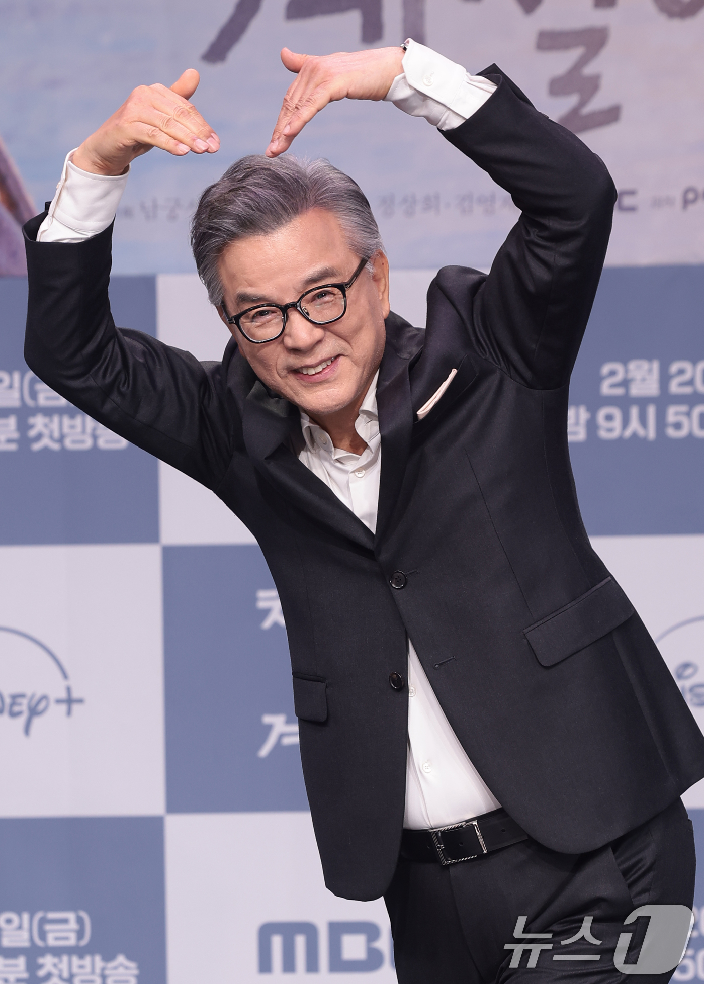 (서울=뉴스1) 권현진 기자 = 배우 강석우가 19일 오후 서울 마포구 MBC 상암 신사옥에서 열린 MBC 새 금토드라마 ‘찬란한 너의 계절에’(극본 조성희) 제작발표회에서 포즈를 …