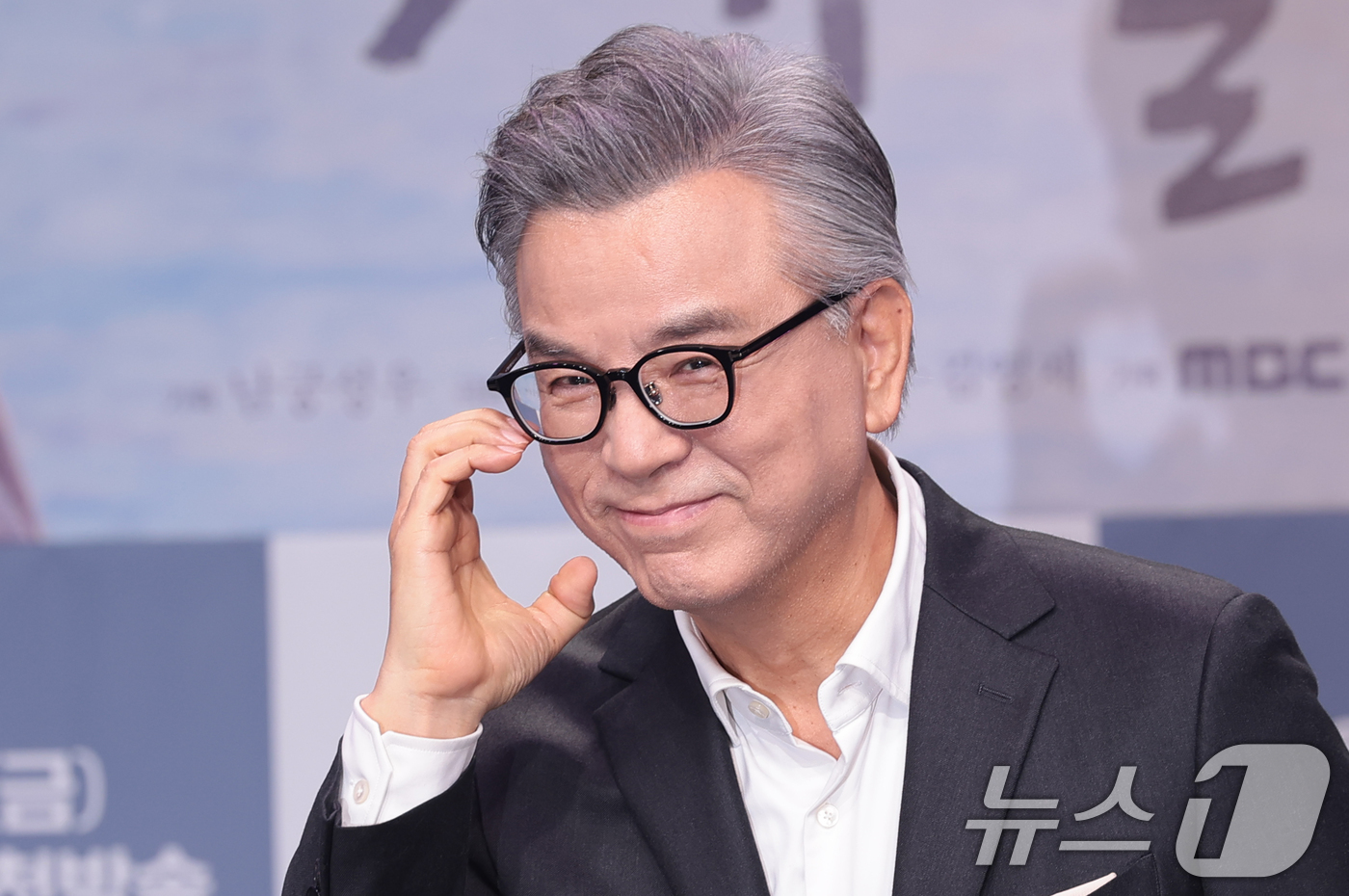 (서울=뉴스1) 권현진 기자 = 배우 강석우가 19일 오후 서울 마포구 MBC 상암 신사옥에서 열린 MBC 새 금토드라마 ‘찬란한 너의 계절에’(극본 조성희) 제작발표회에서 포즈를 …