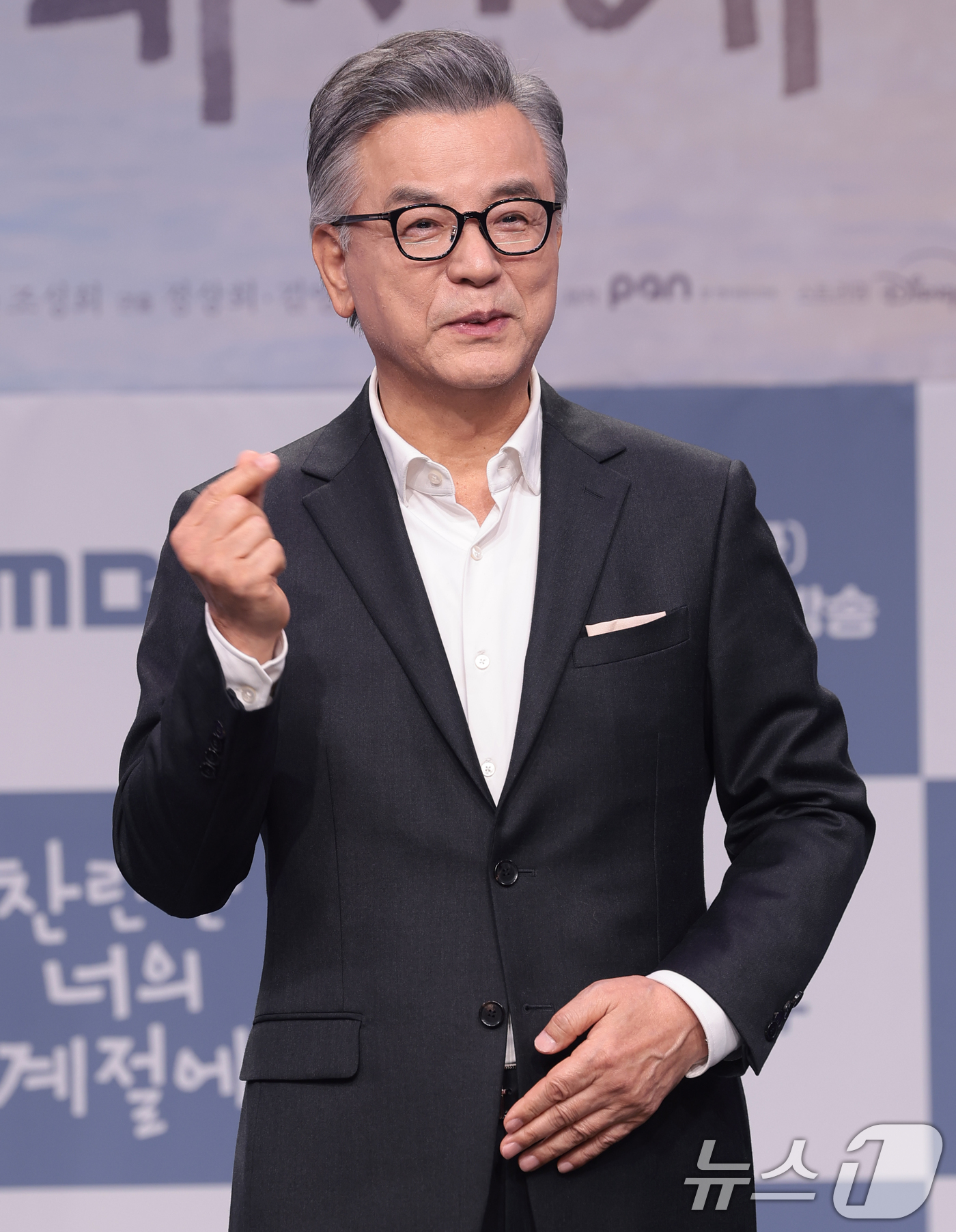 (서울=뉴스1) 권현진 기자 = 배우 강석우가 19일 오후 서울 마포구 MBC 상암 신사옥에서 열린 MBC 새 금토드라마 ‘찬란한 너의 계절에’(극본 조성희) 제작발표회에서 포즈를 …