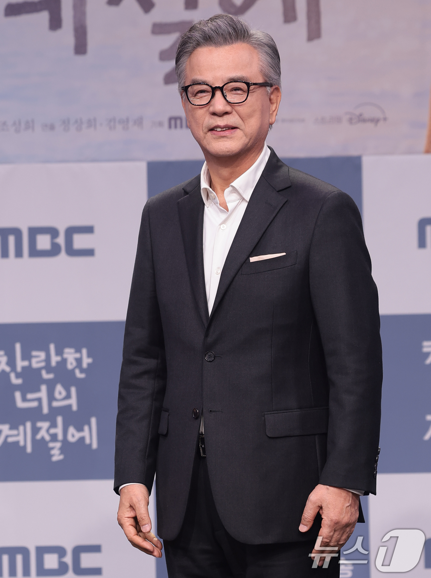 (서울=뉴스1) 권현진 기자 = 배우 강석우가 19일 오후 서울 마포구 MBC 상암 신사옥에서 열린 MBC 새 금토드라마 ‘찬란한 너의 계절에’(극본 조성희) 제작발표회에서 포즈를 …