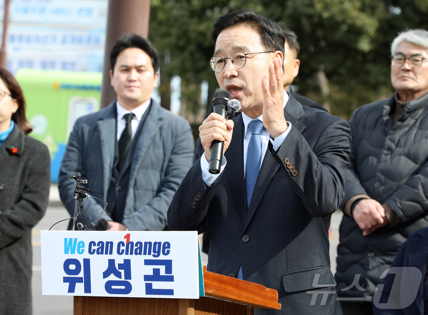 (제주=뉴스1) 오미란 기자 = 위성곤 국회의원(더불어민주당·제주 서귀포시)이 19일 오후 제주시 아라1동 제주대학교 앞에서 제9회 전국동시지방선거 제주특별지차도지사 선거 출마 기 …