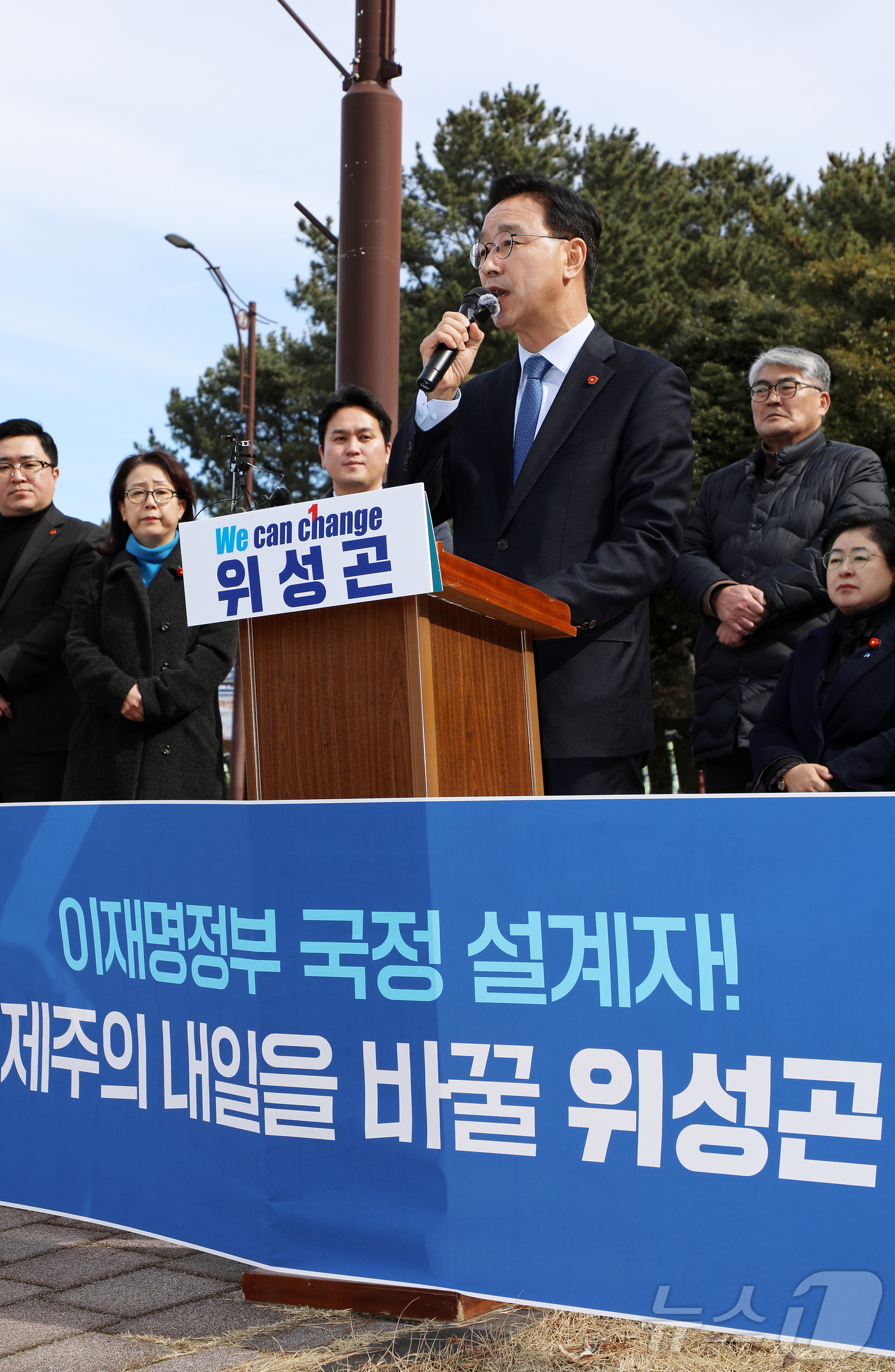 (제주=뉴스1) 오미란 기자 = 위성곤 국회의원(더불어민주당·제주 서귀포시)이 19일 오후 제주시 아라1동 제주대학교 앞에서 제9회 전국동시지방선거 제주특별지차도지사 선거 출마 기 …